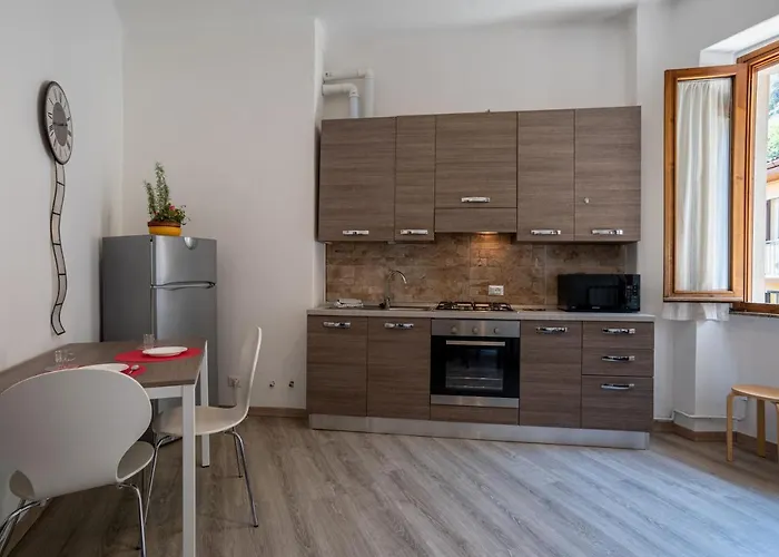 Guesthost - Renovated * Комо